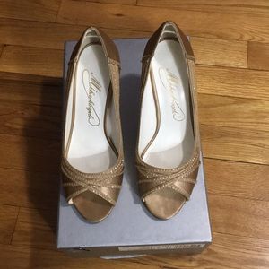 Gold high heels great condition 5 1/2